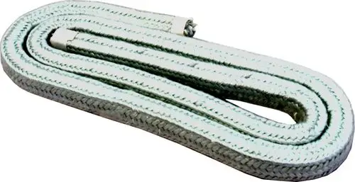 Weiße, geflochtene Dichtschnur, umeinandergelegt, mit metallischen Enden, die typischerweise in Kesseltüren verwendet werden. Produkt von Wolf.